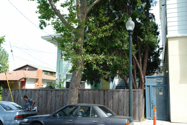 1423 Alcatraz Ave in Berkeley, CA - Foto de edificio - Building Photo