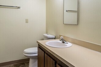 319 SW G St in Madras, OR - Building Photo - Building Photo