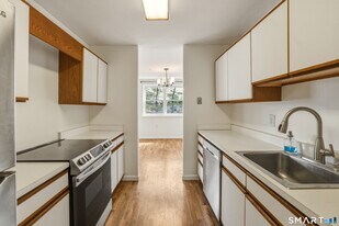 889 Farmington Ave in West Hartford, CT - Building Photo