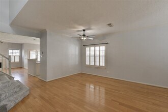 4527 Natural Bridge Dr in Houston, TX - Building Photo - Building Photo