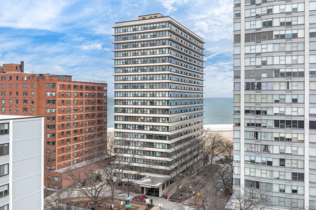 Beach Point Tower in Chicago, IL - Building Photo