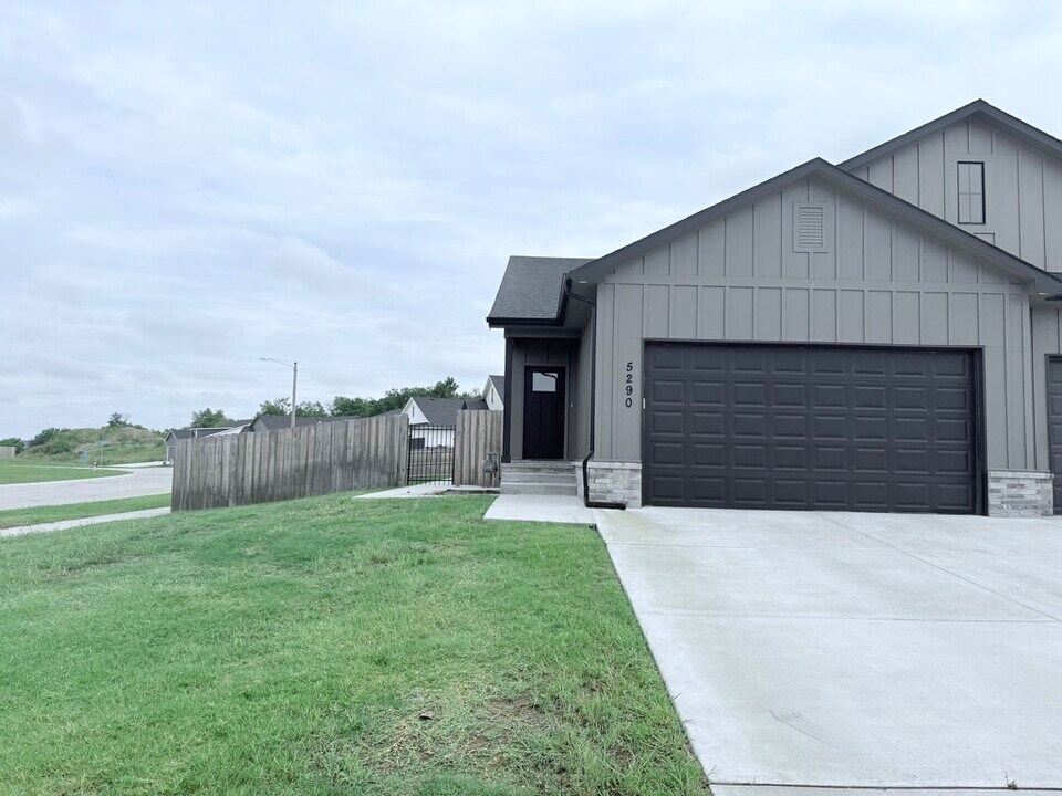 5290 N Pinecrest Ct in Bel Aire, KS - Building Photo