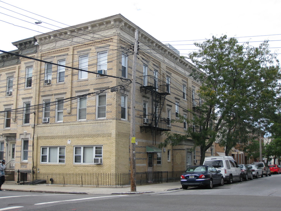 660 Grandview Ave in Ridgewood, NY - Building Photo