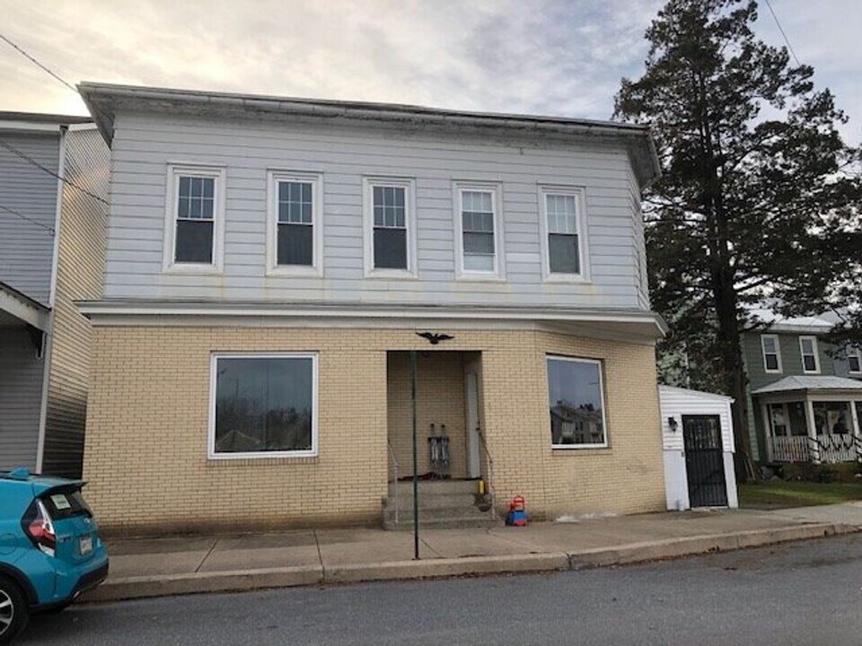 6 E Main St in Richland, PA - Building Photo