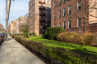 Fleetwood Park Cooperative in Yonkers, NY - Building Photo - Building Photo