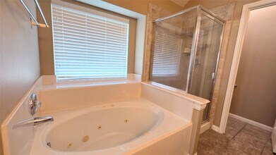 8807 Rolling Rapids Rd in Humble, TX - Foto de edificio - Building Photo