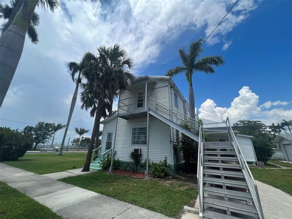 565 W Retta Esplanade in Punta Gorda, FL - Building Photo