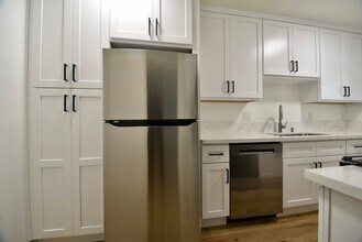 527 Serrano Ave-Unit -02 in Los Angeles, CA - Building Photo - Building Photo