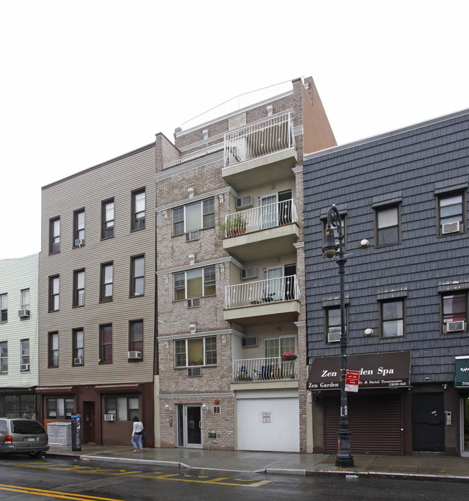 602 Manhattan Ave in Brooklyn, NY - Building Photo