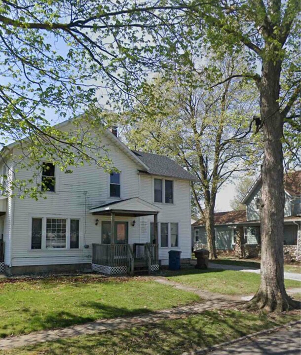 401 W Gale St in Angola, IN - Building Photo
