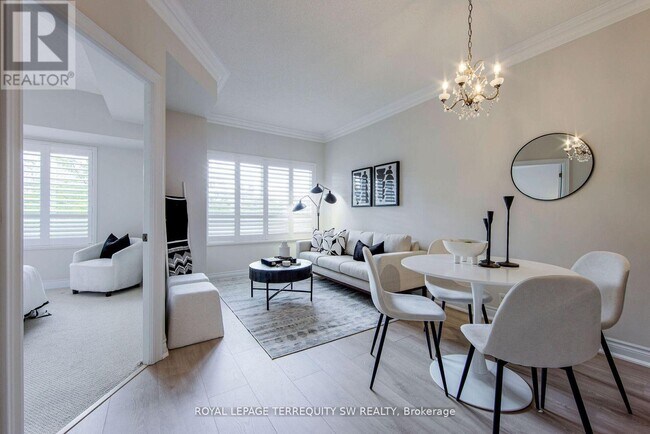2-202 Clairtrell Rd in Toronto, ON - Building Photo - Building Photo