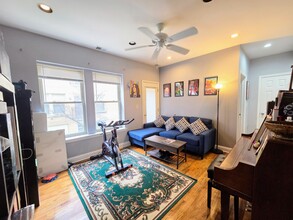 4716 N Bernard St, Unit 1W in Chicago, IL - Building Photo - Building Photo