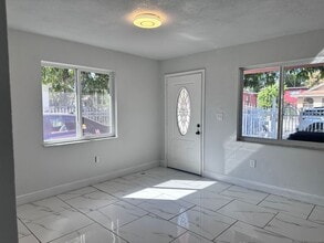 410 NW 33rd St in Miami, FL - Foto de edificio - Building Photo