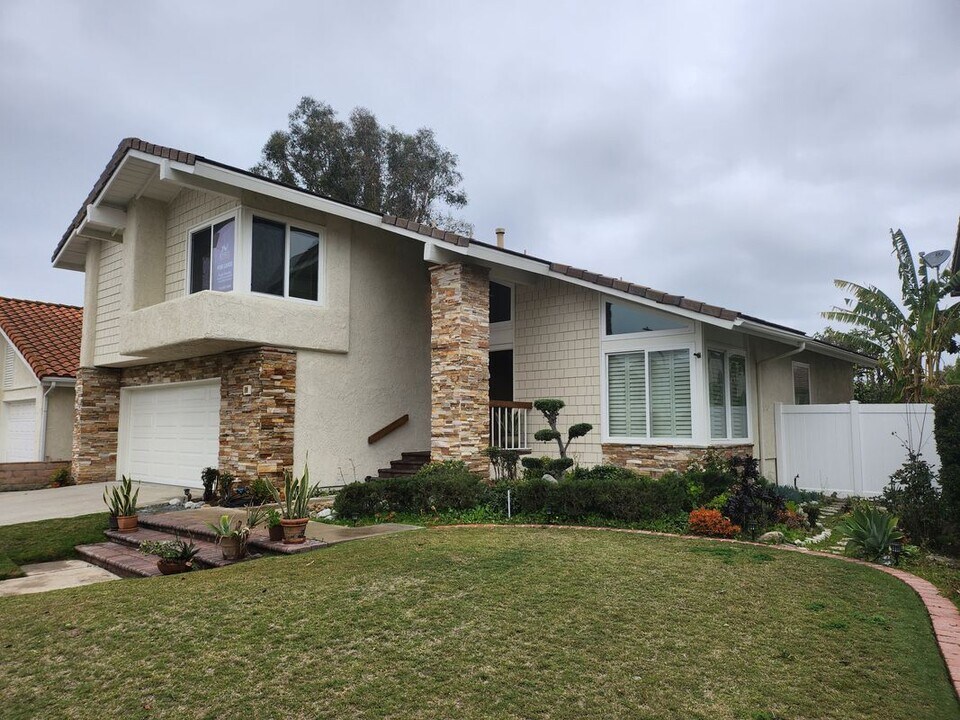19 Ensueno W in Irvine, CA - Building Photo
