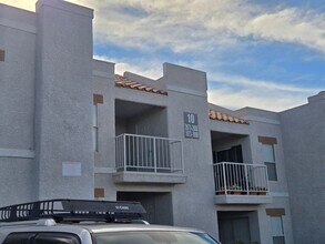 6800 E Lake Mead Blvd in Las Vegas, NV - Building Photo - Building Photo