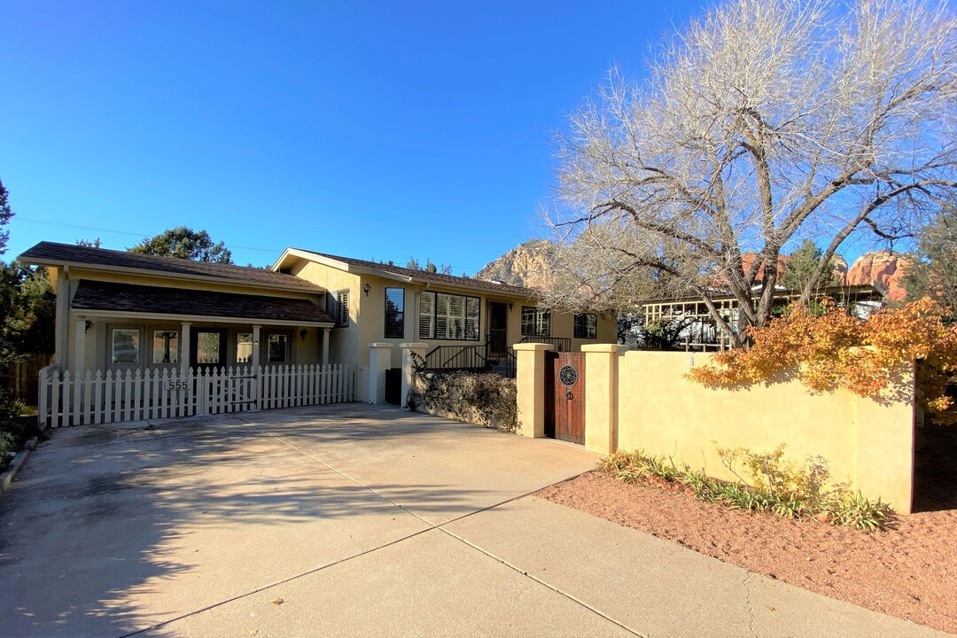 555 Mountain Shadows Dr in Sedona, AZ - Building Photo