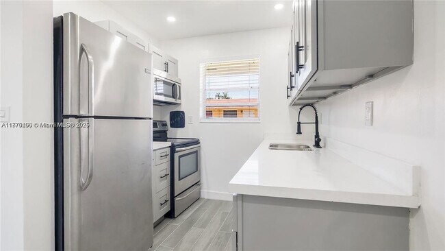 14980 NE 5th Ct in Miami, FL - Foto de edificio - Building Photo