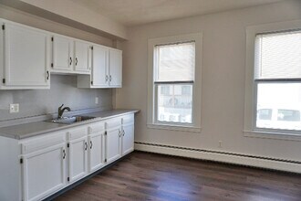 252 Ash St, Unit 02 in Waltham, MA - Building Photo - Building Photo