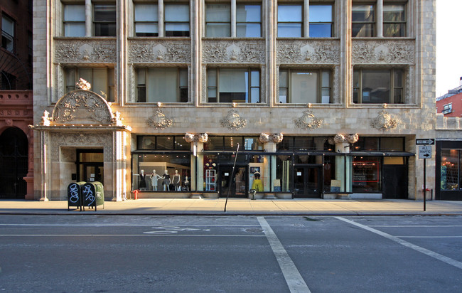 61-07 Bleecker St in New York, NY - Foto de edificio - Building Photo