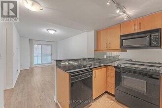 300-300 Bloor St E in Toronto, ON - Building Photo - Building Photo