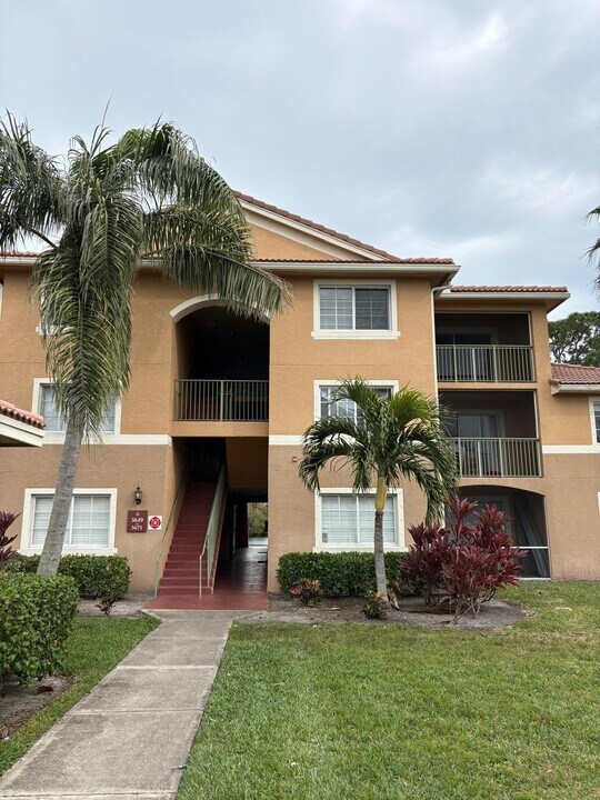 3665 NW Mediterranean Ln in Jensen Beach, FL - Foto de edificio