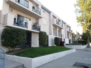 Baird Apartments in Reseda, CA - Building Photo - Building Photo