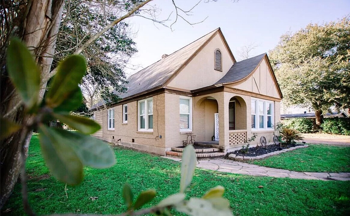 2002 Milam St in Columbus, TX - Building Photo