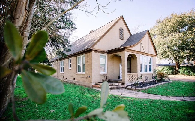 property at 2002 Milam St