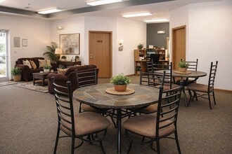 PORTER COMMONS in Hutchinson, KS - Foto de edificio - Building Photo