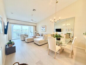 3320 W Crown Pointe Blvd in Naples, FL - Building Photo - Building Photo