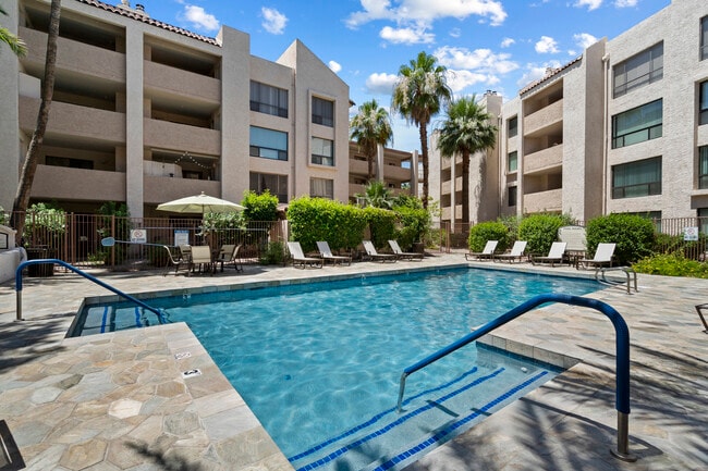 Del Prado in Phoenix, AZ - Foto de edificio - Building Photo