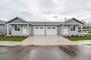2483-2485 Roll Tide Ct in Lebanon, OR - Building Photo