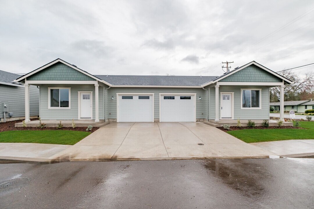 2483-2485 Roll Tide Ct in Lebanon, OR - Building Photo