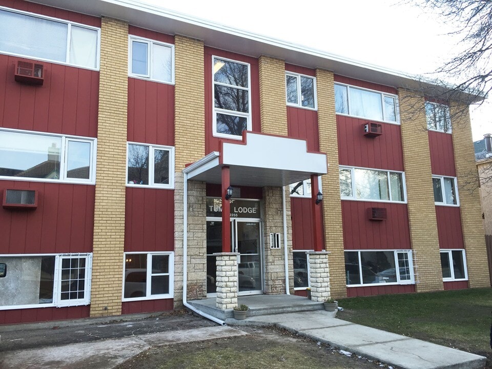 2255 Smith St in Regina, SK - Building Photo