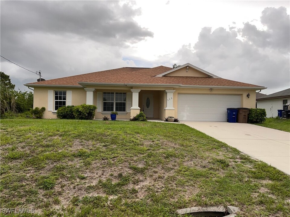 752 Hargrove Ave S in Lehigh Acres, FL - Building Photo