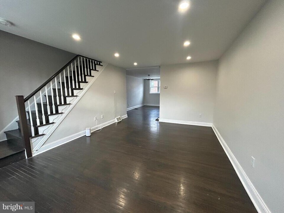 7345 Woodcrest Ave in Philadelphia, PA - Building Photo