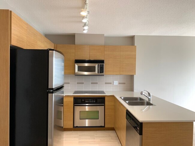 4118 Dawson St in Burnaby, BC - Building Photo - Building Photo