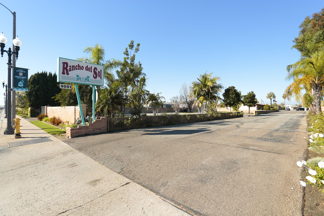 Rancho del Sol in Westminster, CA - Foto de edificio