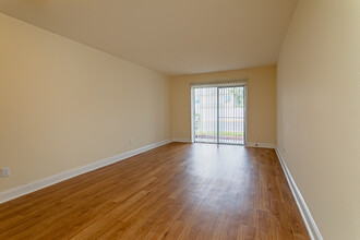 Oak Manor Apartment Homes in Tampa, FL - Building Photo - Interior Photo