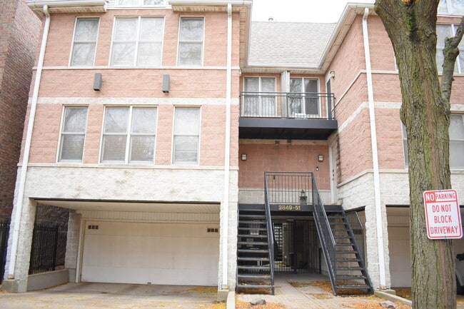 property at 2851 N Southport Ave