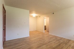 Yorktown Apartment Homes in Oklahoma City, OK - Building Photo