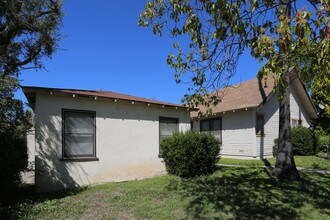 114-122 E 5th Ave in Escondido, CA - Foto de edificio - Building Photo
