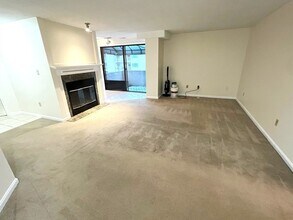 295 W Wyoming Ave, Unit #9C in Stoneham, MA - Building Photo - Building Photo