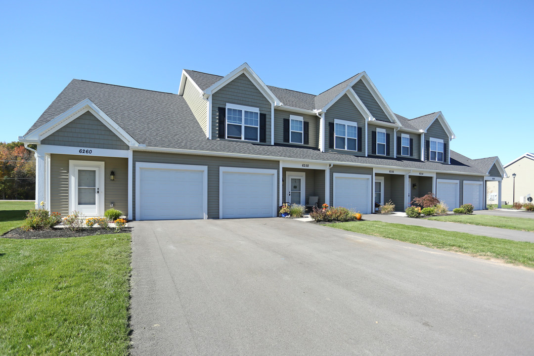 Collett Woods Townhouses in Farmington, NY - Foto de edificio