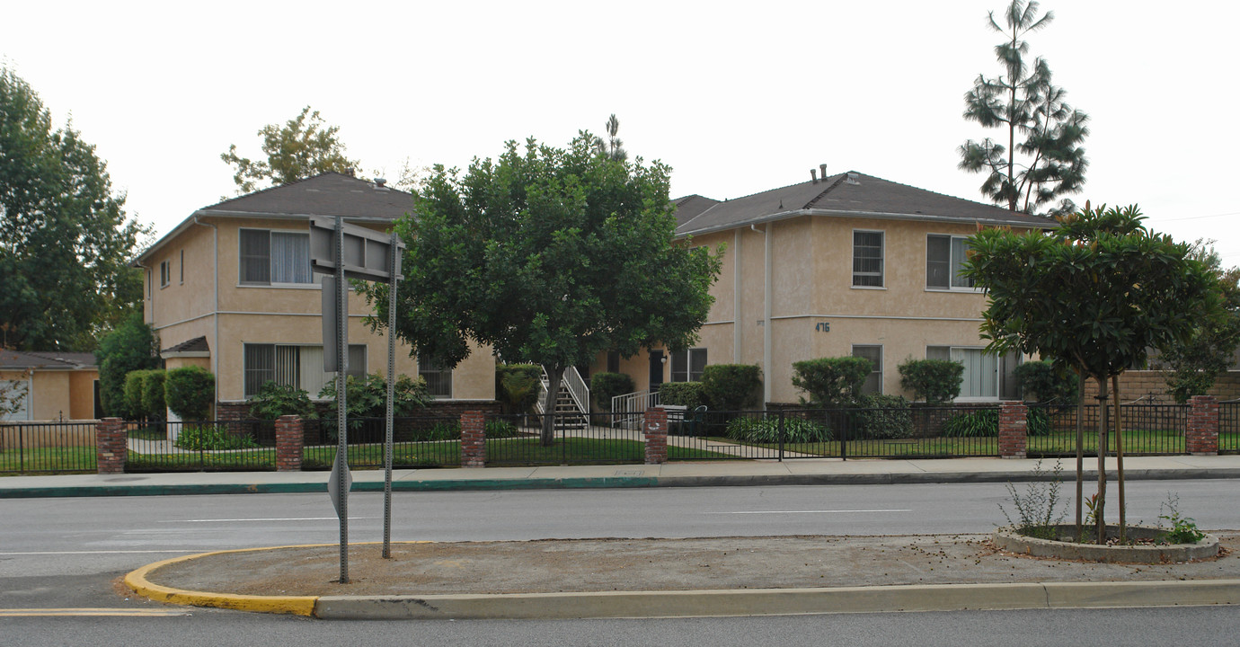 476 Woodbury Rd in Pasadena, CA - Building Photo