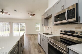 5227 3rd St W in Lehigh Acres, FL - Foto de edificio - Building Photo