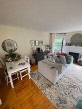 1073 Beacon St, Unit 3 in Brookline, MA - Foto de edificio - Building Photo