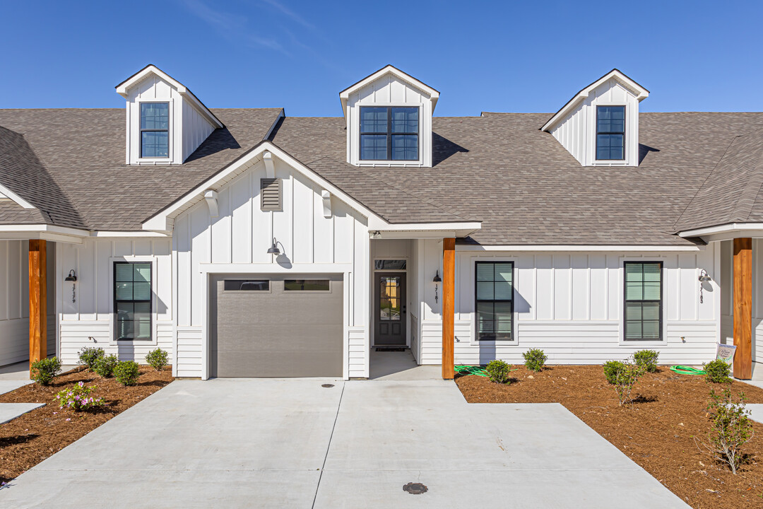 Oak Grove Townhomes in Prairieville, LA - Building Photo