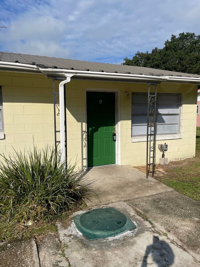 7094 CR 213 in Wildwood, FL - Foto de edificio - Building Photo