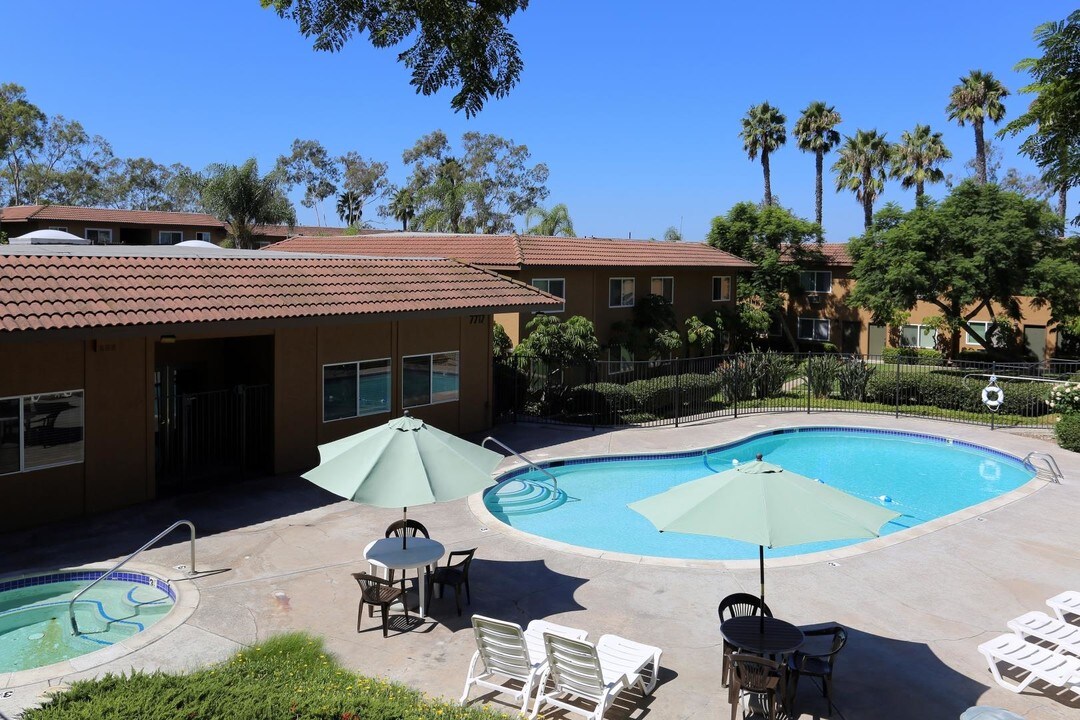 Mesa Palms Apartments in San Diego, CA - Foto de edificio